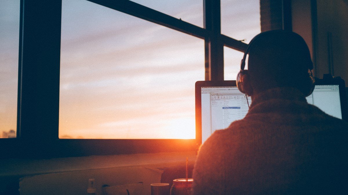 Employee voluntarily putting in extra hours at work