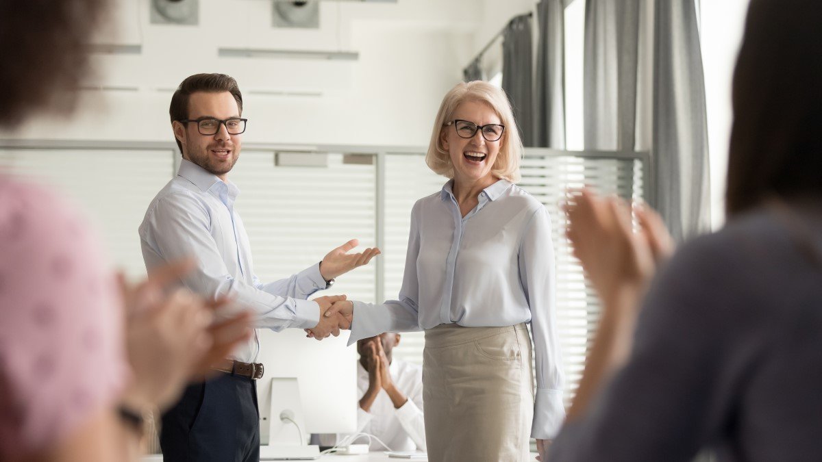 Boss shakes hand of employee that&#039;s done a great job